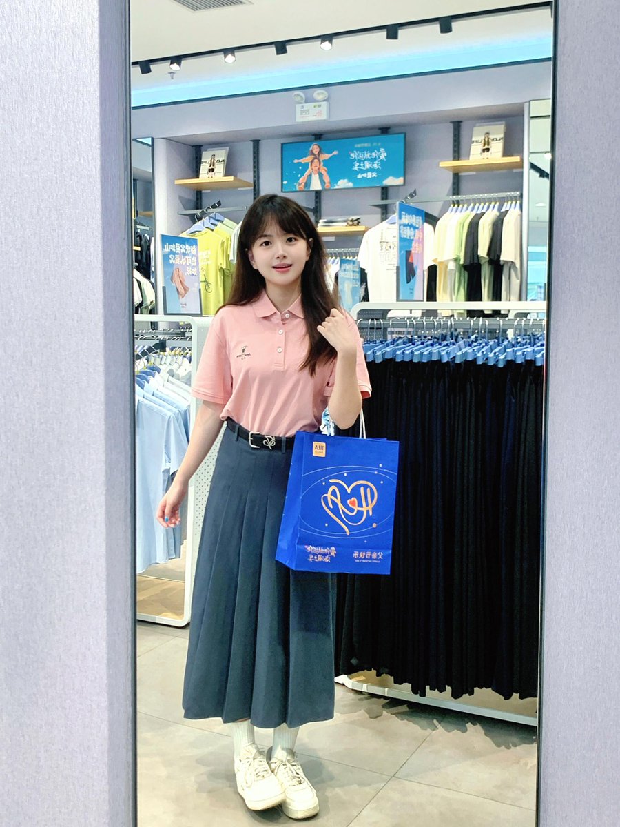 LisaB12090557's tweet photo. Soft pink polo, casual shopping snapshots inside the clothing store.#ootd #shoppingday https://t.co/nRJVXuuUDc