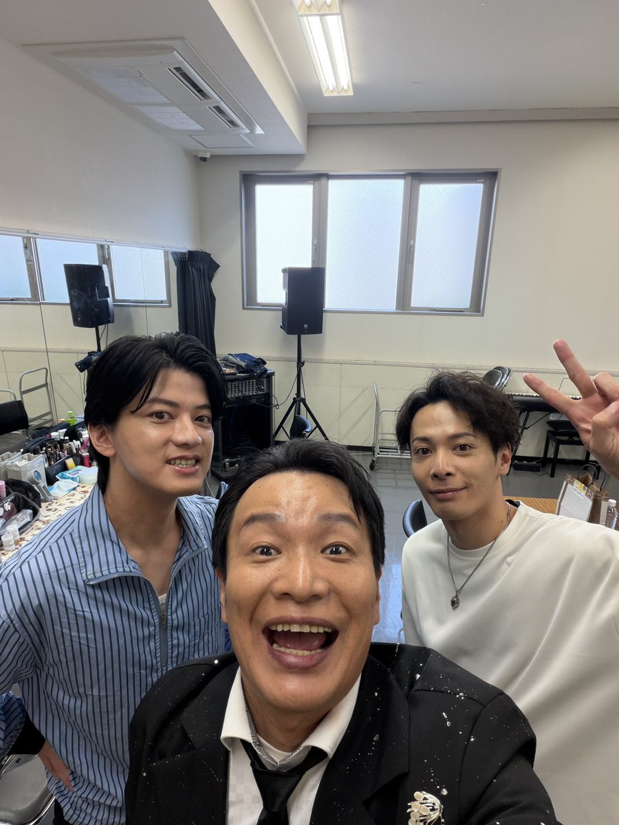 yanonomasaki's tweet photo. 鮎川太陽さんの芸能活動25周年イベント、1部のゲストは赤間直哉さん、星野正樹さんでした。なんと秘密のメッセージも届いて、泣いていたお客様もいたなぁ。楽しかった！僕の衣装はキラキラでした。 https://t.co/tpJ7IFE4VX