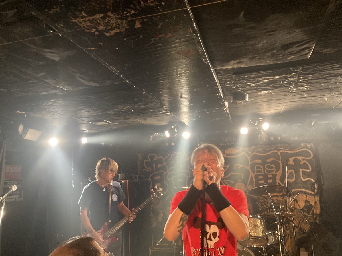 tohru_666's tweet photo. 昨夜は二万でDESSERTでした〜
SG以外の春日さんはレア🎸かなと。
JUNさんとムロチンさんとパシャリ。
#dessert https://t.co/RM0cudhb9v