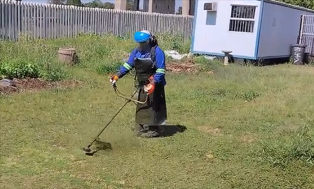 cbdoilRSA's tweet photo. ๐ฟ #FixingTheFrontline | Creating Safer, Cleaner Communities!
๐ The Cityโs Parks Division is hard at work at Dawn Park Clinic, cutting grass and maintaining public spaces to help create a cleaner, safer environment for the community.
This forms part of efforts to support the national call to combat Gender-Based Violence and Femicide (GBVF) by promoting safer public spaces and well-maintained surroundings.
๐ข Need grass cutting in your area? Report it to the Cityโs Call Centre on 0860 543 000.
Together, letโs keep our communities clean, safe and well-maintained! ๐
#Ekurhuleni #EndGBVF #SaferCommunities
