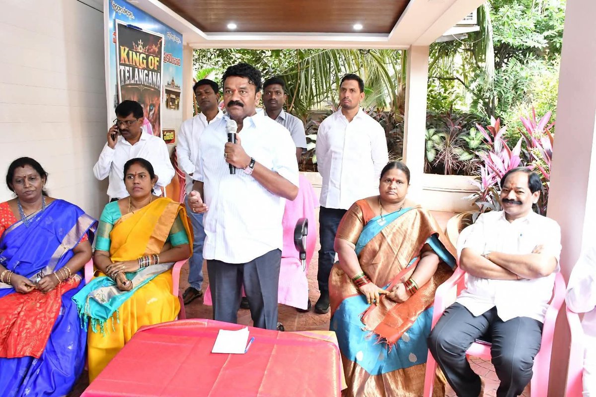 YadavTalasani's tweet photo. At the MLA Camp Office, met with senior BRS leaders from Sanath Nagar to review organisational matters, strengthen coordination, and reinforce the party at the grassroots.

#BRS #SanathNagar #Telangana https://t.co/FjzWIyffEs