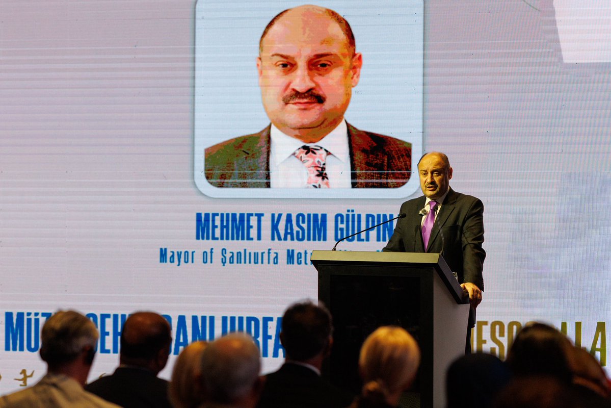 nedimatilla's tweet photo. 🌍 DÜNYA MÜZİĞİNİN KALBİ ŞANLIURFA’DA ATIYOR

Şanlıurfa Büyükşehir Belediye Başkanı Mehmet Kasım Gülpınar’ın öncülüğünde yürütülen uluslararası girişimlerle dünya müzik şehirlerinin buluşma noktası haline gelen Şanlıurfa, tarihi bir organizasyona ev sahipliği yapıyor.

UNESCO Yaratıcı Şehirler Ağı kapsamında 12-14 Ekim tarihleri arasında düzenlenen Müzik Şehirleri Yıllık Toplantısı, yaklaşık 30 ülkeden temsilci, sanatçı ve müzik gruplarının katılımıyla başladı.

Asya’dan Avrupa’ya, Amerika’dan Afrika’ya uzanan geniş bir coğrafyanın müzik kültürleri; konserler, atölyeler, kültürel geziler ve uluslararası toplantılarla Şanlıurfa’da buluşuyor.

Kadim müzik mirasıyla UNESCO Müzik Şehri unvanını taşıyan Şanlıurfa, üç gün boyunca dünya müziğinin kalbinin attığı şehir oluyor.

#unesco #müzik #şanlıurfa