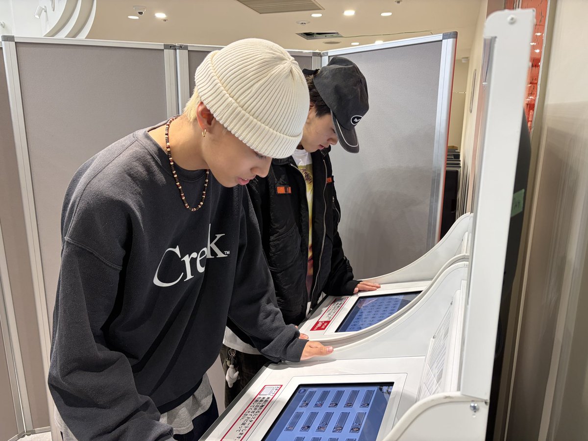 ldh_scream's tweet photo. 𝗗.𝗟𝗘𝗔𝗚𝗨𝗘 𝗣𝗢𝗣-𝗨𝗣 𝗦𝗧𝗢𝗥𝗘 
お渡し会にお越しくださった皆様
ありがとうございました✨

本日は #RYUSEI #HARUA でした🛍️

次回は、10/14（水）
#京太朗 #武蔵 ペアです🙌🏻

皆さんにお会いできることを
楽しみにしています！

#LDHSCREAM
#dleague @dleague_jp https://t.co/yxzAoKsur2