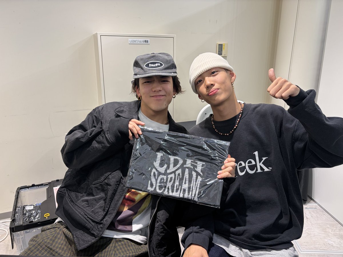 ldh_scream's tweet photo. 𝗗.𝗟𝗘𝗔𝗚𝗨𝗘 𝗣𝗢𝗣-𝗨𝗣 𝗦𝗧𝗢𝗥𝗘 
お渡し会にお越しくださった皆様
ありがとうございました✨

本日は #RYUSEI #HARUA でした🛍️

次回は、10/14（水）
#京太朗 #武蔵 ペアです🙌🏻

皆さんにお会いできることを
楽しみにしています！

#LDHSCREAM
#dleague @dleague_jp https://t.co/yxzAoKsur2