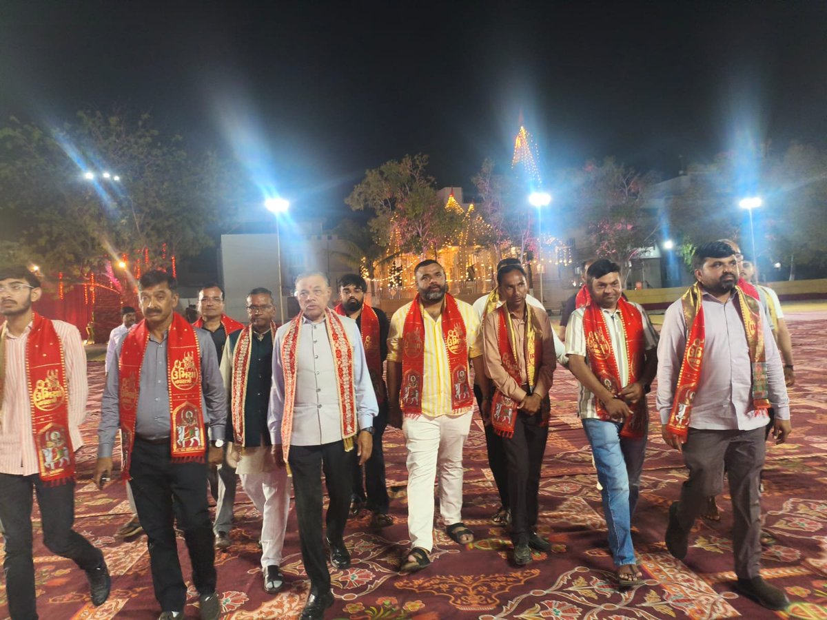 gpzadafia's tweet photo. कल प्रथम नवरात्रि के पावन अवसर पर मोरबी जिले के हलवद स्थित उमिया माता विद्या संकुल में माताजी के दर्शन कर आशीर्वाद प्राप्त किया।

इस अवसर पर गुजकोमासोल के डायरेक्टर श्री ईश्वरभाई पटेल एवं स्थानीय युवा संगठन के सभी कार्यकर्ता उपस्थित रहे। माँ जगदंबा सभी पर अपनी कृपा बनाए रखें। https://t.co/eHKdMcm7Bl