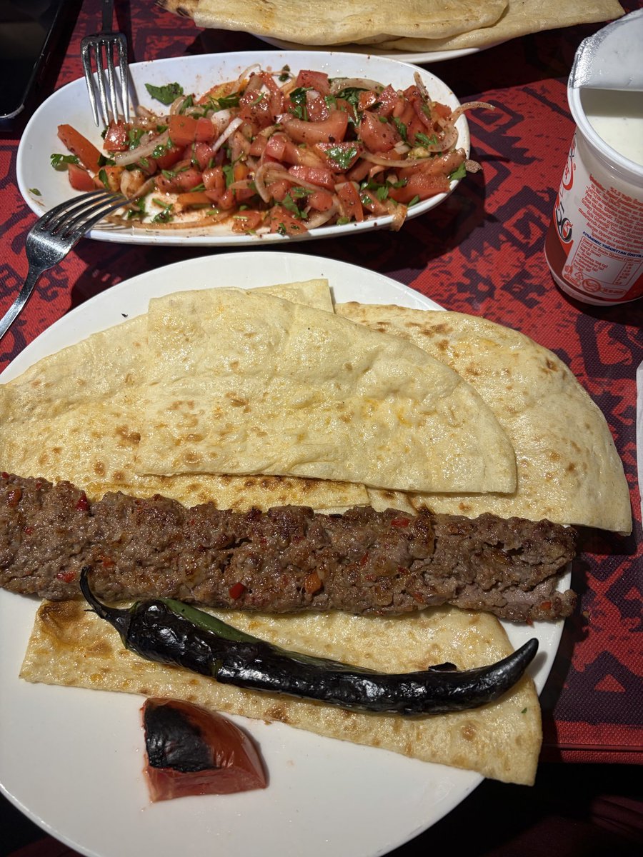ecebaskin's tweet photo. Dandik içli köfteciden sonra vedat milöre güvenim azalmıştı ama şimdi işin rengi değişti https://t.co/qIPtMfKcbi