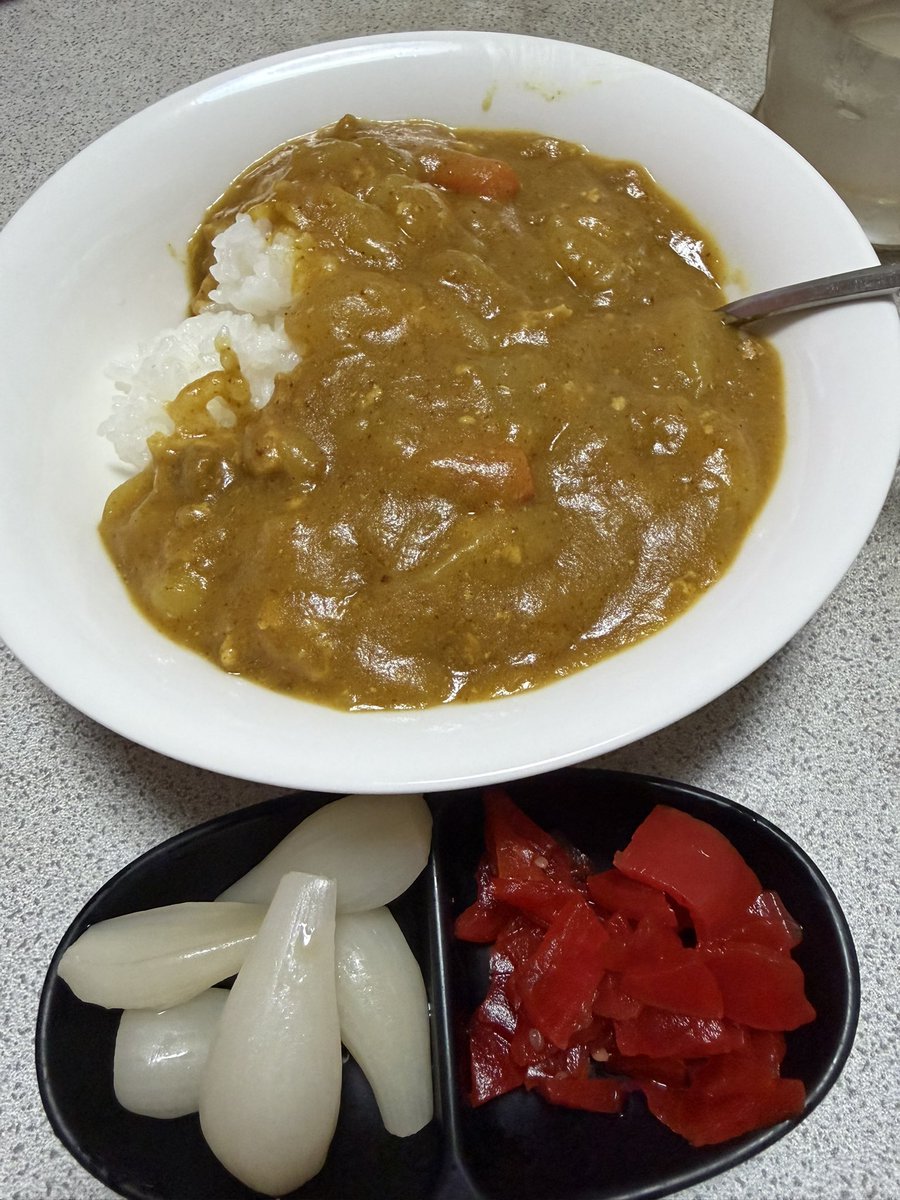 jujie888's tweet photo. 今日の晩御飯はオリエンタル即席カレー🍛
最近スパイスの効いた辛めのカレーが苦手になってきたので、優しい味で好き😊 https://t.co/qHa2ChJXV9
