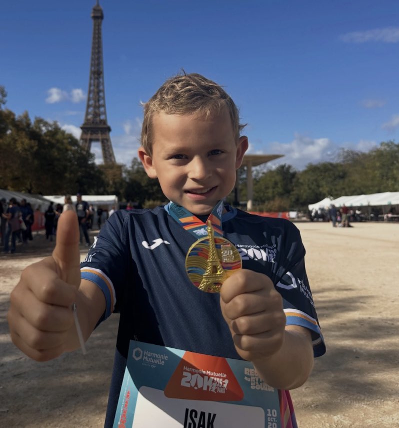 LMPositif's tweet photo. 🇨🇵 À seulement 8 ans, ce petit garçon, amputé de la jambe gauche, a franchi une belle étape en terminant sa première course à pied ! Après deux cancers et une amputation il y a un an, Isak a relevé le défi des 20kids de Paris, samedi dernier. Grâce à une lame de course prêtée par la société française Hopper, il a parcouru son premier kilomètre après seulement un mois d’entraînement avec Julien Veysseyre. 🦿🏃 (L’Équipe)

📸 isak.2pointzero