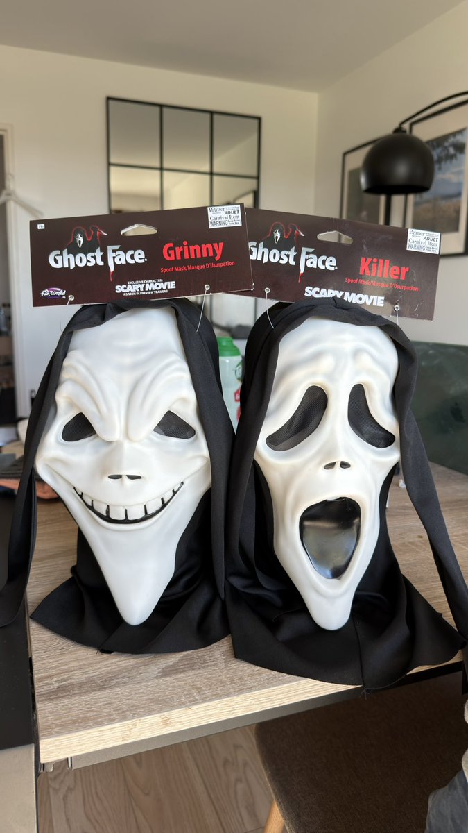 anthographe's tweet photo. Les deux petits nouveaux 👀 @ScaryMovie #Scarymovie @paramountfr https://t.co/ZahPXdlUsj