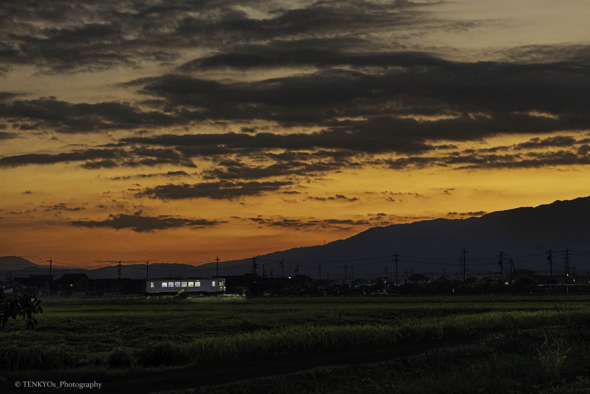 TENKYOs_PHOTO's tweet photo. 「花火前の夕焼け列車」 2026/10/10
根尾川花火大会開始前の美しい夕焼けを行く樽見鉄道モトスミライ号！ https://t.co/tBC2ky1gtO