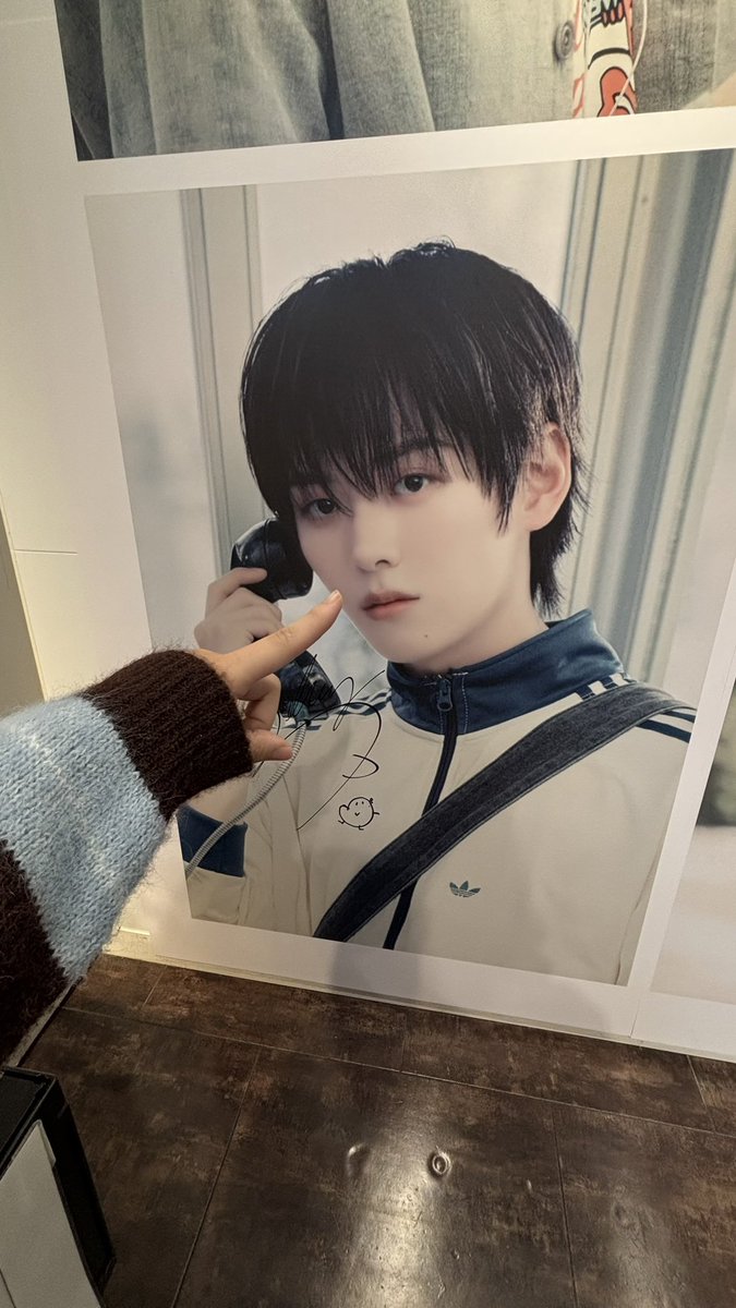 goriririririn's tweet photo. 最終日にタワレコ駆けつけてきた！
2枚目のゆら剥がれかけてて可哀想だった笑
ゆうきの周りのイラストとか見て本当に愛し愛されるKO1KEYZで心が穏やかになった😭
見たわけじゃないのに勝手にひとりでニヤニヤしてた
KO1KEYZだいすき>⩊<♡ https://t.co/dtbTp4eHVb