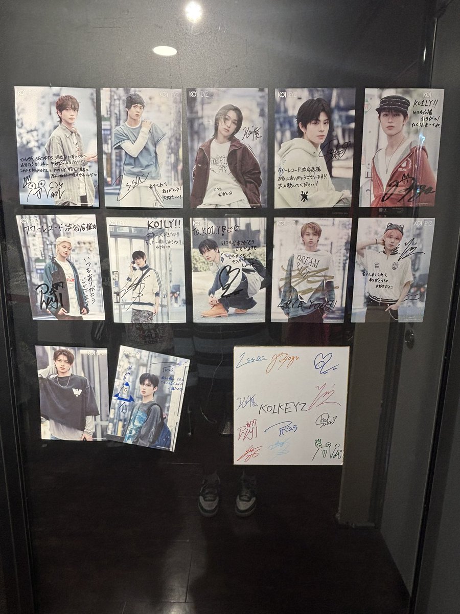 goriririririn's tweet photo. 最終日にタワレコ駆けつけてきた！
2枚目のゆら剥がれかけてて可哀想だった笑
ゆうきの周りのイラストとか見て本当に愛し愛されるKO1KEYZで心が穏やかになった😭
見たわけじゃないのに勝手にひとりでニヤニヤしてた
KO1KEYZだいすき>⩊<♡ https://t.co/dtbTp4eHVb
