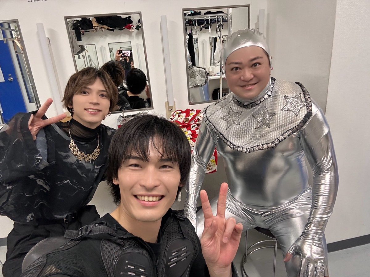 kakikawayuki's tweet photo. #アンドレ　#アンクロ　余韻
師匠で兄貴で親父で家族
勝手に沢山の想いを抱き
背中を追ってきた人達
同じ舞台の上で過ごせた時間が
宝物になりました

応援してくださった皆様
そして携わってくださった全ての皆様に
感謝です
ありがとうございました
幸せです

改めて
30周年おめでとうございます㊗️ https://t.co/1A2VhrxMKp