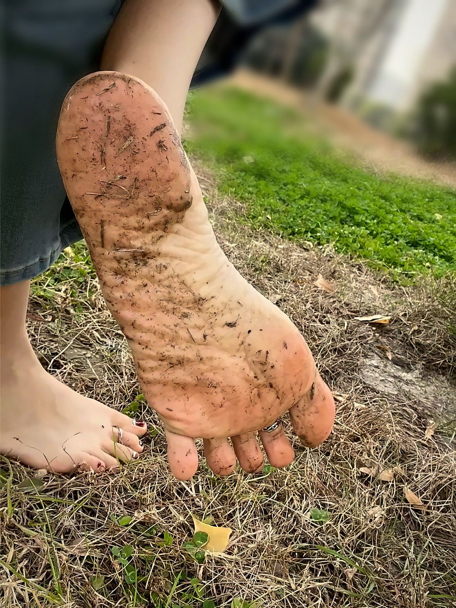 kentwan110's tweet photo. The scent of the earth after spring rain πΏ Soft mud, cool grass, every step a quiet hello to the ground. When did you last walk barefoot and just breathe? π
#Barefoot #Grounding #EarthingLife #NatureLovers https://t.co/aAzb87X9W3