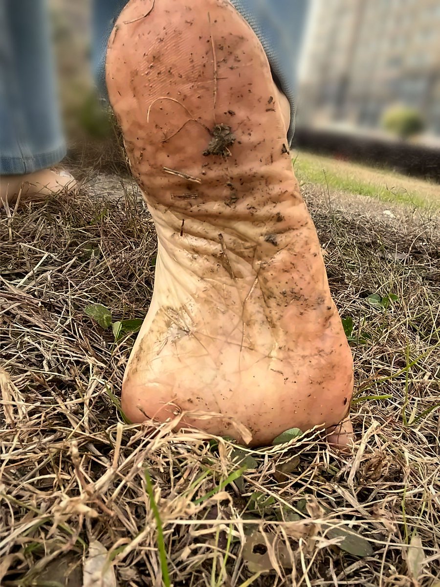 kentwan110's tweet photo. The scent of the earth after spring rain πΏ Soft mud, cool grass, every step a quiet hello to the ground. When did you last walk barefoot and just breathe? π
#Barefoot #Grounding #EarthingLife #NatureLovers https://t.co/aAzb87X9W3