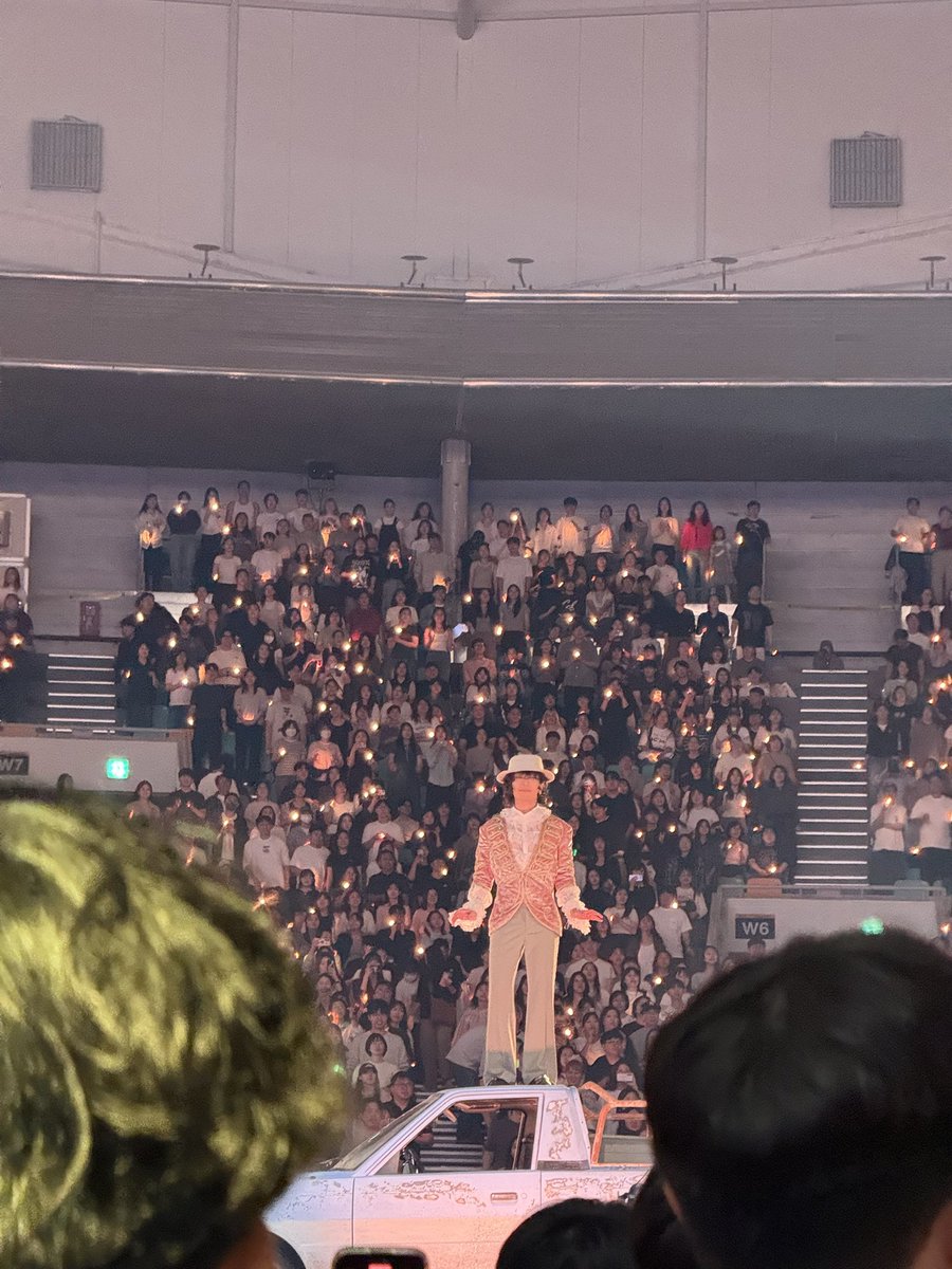 akmufan_GRWD's tweet photo. 나ㅠㅠ 앞자리 아니면 사람들 아무리 악뮤가 떼창유도해도 침묵하고 영화보듯 관람하는 관객들이 다수이던 시절을 지나서ㅠㅠ(앞자리 티켓팅 못하면 너무 외로웠어) 이젠 모두가 춤까지 추는ㅠㅠ 공연이 된 게 벅찼고 좋았어 도넛에서 수많은 관객들이 보이고 다같이 하나되는 걸 본 게… 아름다웠어 https://t.co/L9QMumWgaE
