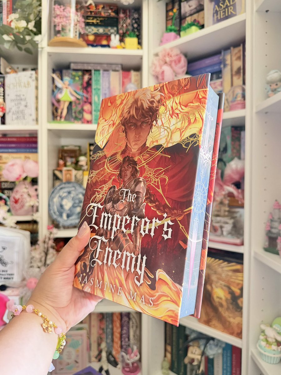 jasadheir's tweet photo. locked library’s edition of the emperor’s enemy is actually insane oh my god https://t.co/GNpF0JN2P1
