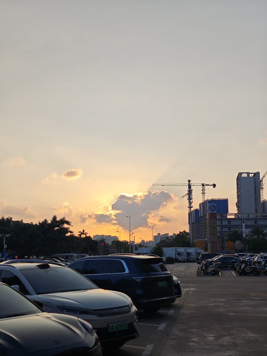 matamata12679's tweet photo. 夕阳真好啊 #晚霞 https://t.co/OMlFrk5oRb