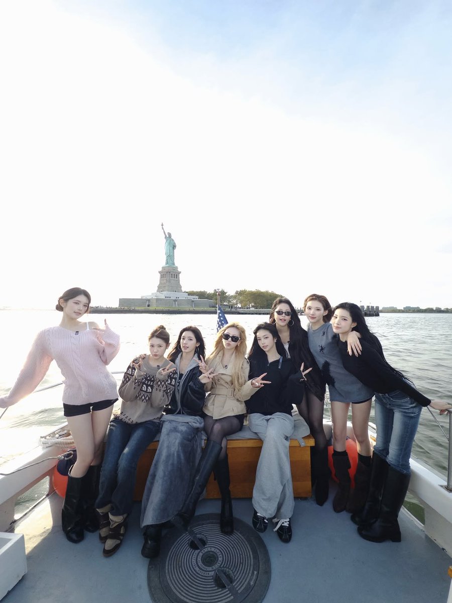 H2H_INA's tweet photo. Hearts2Hearts in New York City🗽 https://t.co/7nFaDpYH4e