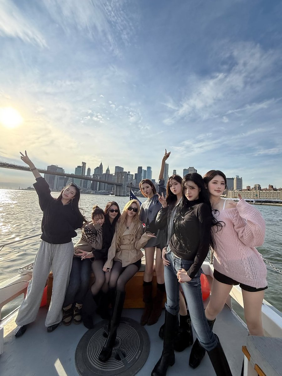 H2H_INA's tweet photo. Hearts2Hearts in New York City🗽 https://t.co/7nFaDpYH4e