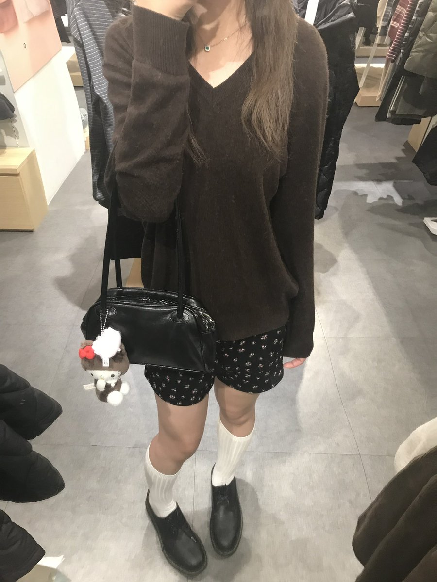 L0yaV2's tweet photo. #광고
#RT 추첨 한 분께 캐시 블렌드 브이넥 긴팔 니트 스웨터를 드립니다! 🧶👚

박현지님이 착용하셔서 인스타에서 화제가 된 니트‼️

모와 캐시미어 혼방 소재로 부드럽고 포근한 고급스럽고 브이넥 디자인이 목선을 자연스럽게 살려줌 . . . 레귤러 ➕ 적당한 기장감으로 데일리 활용 🙆🏻‍♀️ https://t.co/toWTwTFf2M