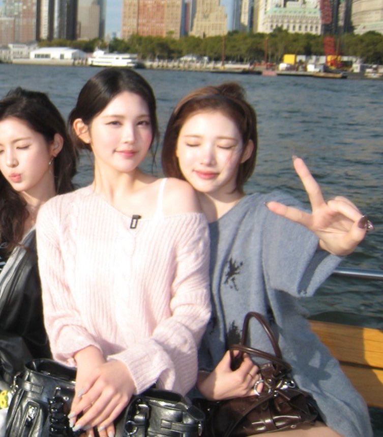 sryioi's tweet photo. 쮸님 우냐한테 얼마나붙어잇는건지 몸절반이그냥안보이세요.. https://t.co/kfkQfe33vc