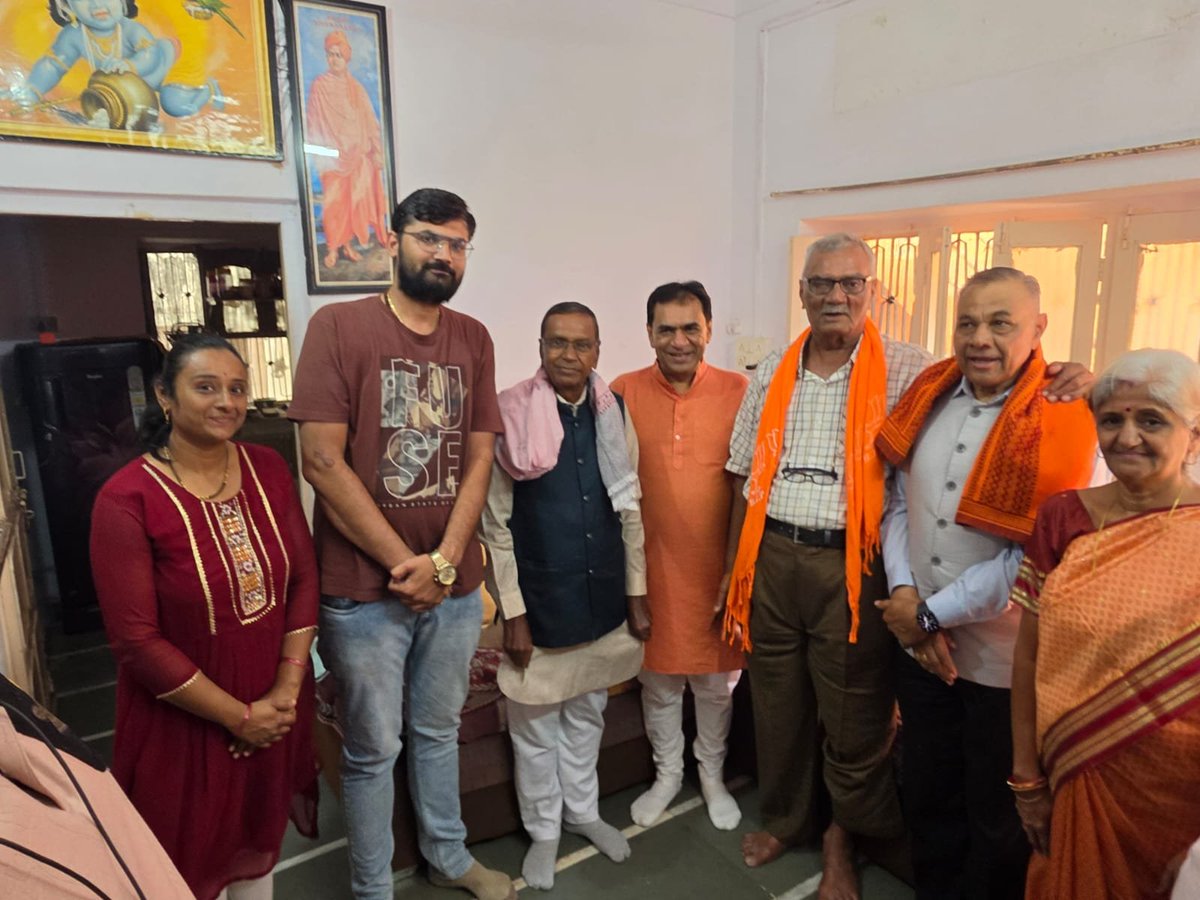 gpzadafia's tweet photo. जनसंघ के समय से समर्पित भाजपा के वरिष्ठ कार्यकर्ता, सुरेंद्रनगर एवं मोरबी जिला के पूर्व भाजपा अध्यक्ष तथा राज्य परिवहन निगम के पूर्व निदेशक श्री बिपिनभाई दवे जी के हलवद स्थित निवास पर कल आत्मीय भेंट हुई। (1/2) https://t.co/R6XGK6Jzbx