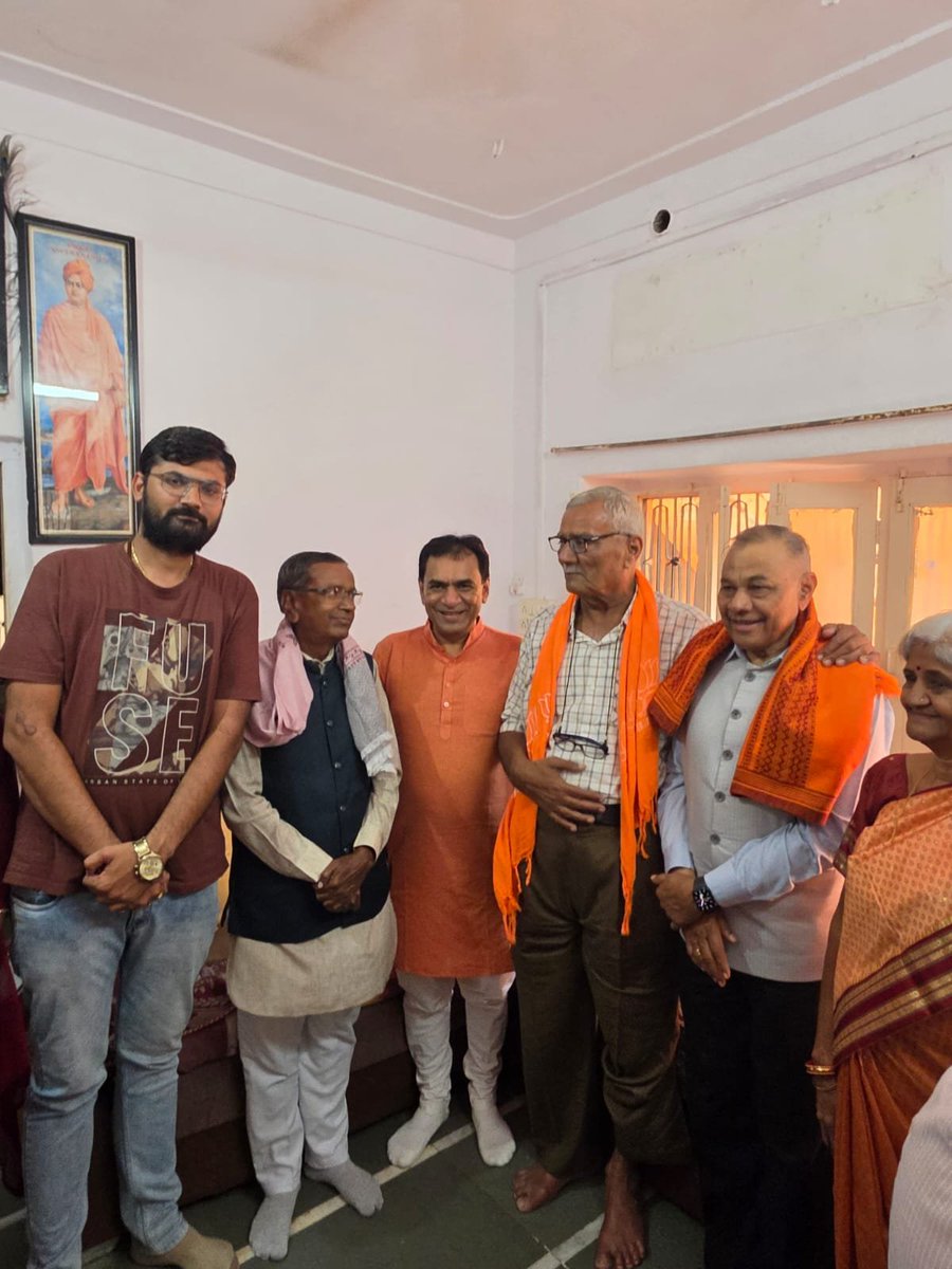 gpzadafia's tweet photo. जनसंघ के समय से समर्पित भाजपा के वरिष्ठ कार्यकर्ता, सुरेंद्रनगर एवं मोरबी जिला के पूर्व भाजपा अध्यक्ष तथा राज्य परिवहन निगम के पूर्व निदेशक श्री बिपिनभाई दवे जी के हलवद स्थित निवास पर कल आत्मीय भेंट हुई। (1/2) https://t.co/R6XGK6Jzbx