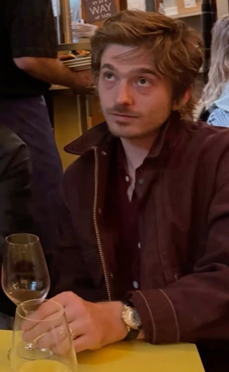 jacaervs's tweet photo. i love him in this jacket yes god https://t.co/H6MTEPzWZD