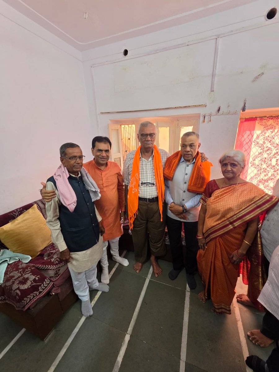 gpzadafia's tweet photo. श्रद्धेय कुशाभाऊ ठाकरे जी एवं अन्य वरिष्ठ नेताओं के पुराने चित्रों को देखकर संगठन के स्वर्णिम दिनों की स्मृतियाँ और अनुभव साझा किए। इस अवसर पर श्री ईश्वरभाई पटेल सहित स्थानीय भाजपा पदाधिकारी एवं कार्यकर्ता उपस्थित रहे। (2/2) https://t.co/T5mwdbjMCY