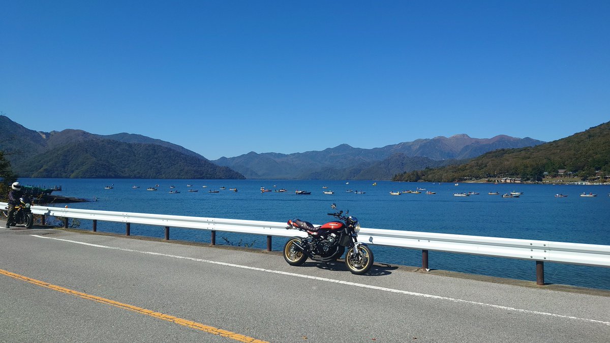 yurimaru46's tweet photo. 友達と乗り換えて　自分のバイク　走ってる姿初めて見たけど中々センス良い弄り方じゃないのw
　
センス良い人からそのセンス吸収してるのかな✨そのお方にバイク全てお願いしてるし笑）　
友達のカスタムや写真の撮り方は相変わらずセンス無いけど🤣🤣 https://t.co/JWs5osTAEE