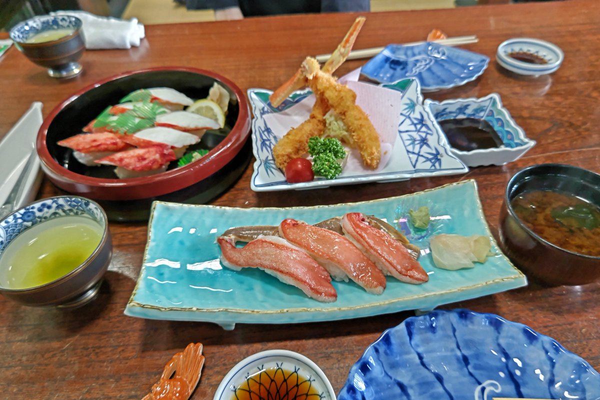 Ace_HOGUGU's tweet photo. 10月は娘の誕生月なのでカニを食べに🦀
去年は誕生日祝いに３泊４日で沖縄に行ったら台風直撃で滞在中ホテルに缶詰めになりやることが無さすぎて沖縄でHOGUGUしてたのはいい思い出🌀
お風呂屋さんで縁日イベントしてたので射的の景品を大量にゲット！
来世はスナイパーに！
今世はコリを狙い撃ち！ https://t.co/NC1lf6QhlA