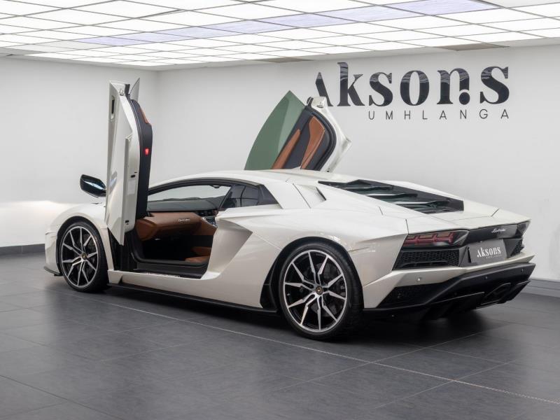 BoitumeloCaleb's tweet photo. R12 499 990
2017 Lamborghini Aventador
S Coupe
6.5L naturally aspirated V12 engine 
544kW &amp; 690Nm of torque
(19 000 km) 
Full Service History https://t.co/ARkD5fS8n1