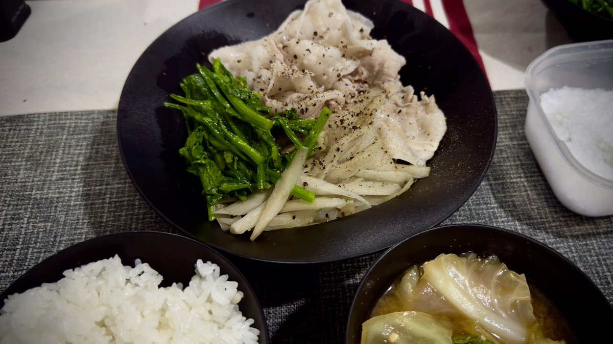 tanalic's tweet photo. 滋味。春菊が特に美味しく感じる。多ければ多いほどいいかも。
このレシピを作るためにちゃんとした昆布使ったけど、それだけで俄然美味しくなるよね。もちろんこの食材の組み合わせも美味しいんだけど。 https://t.co/gL1iRTm0k7