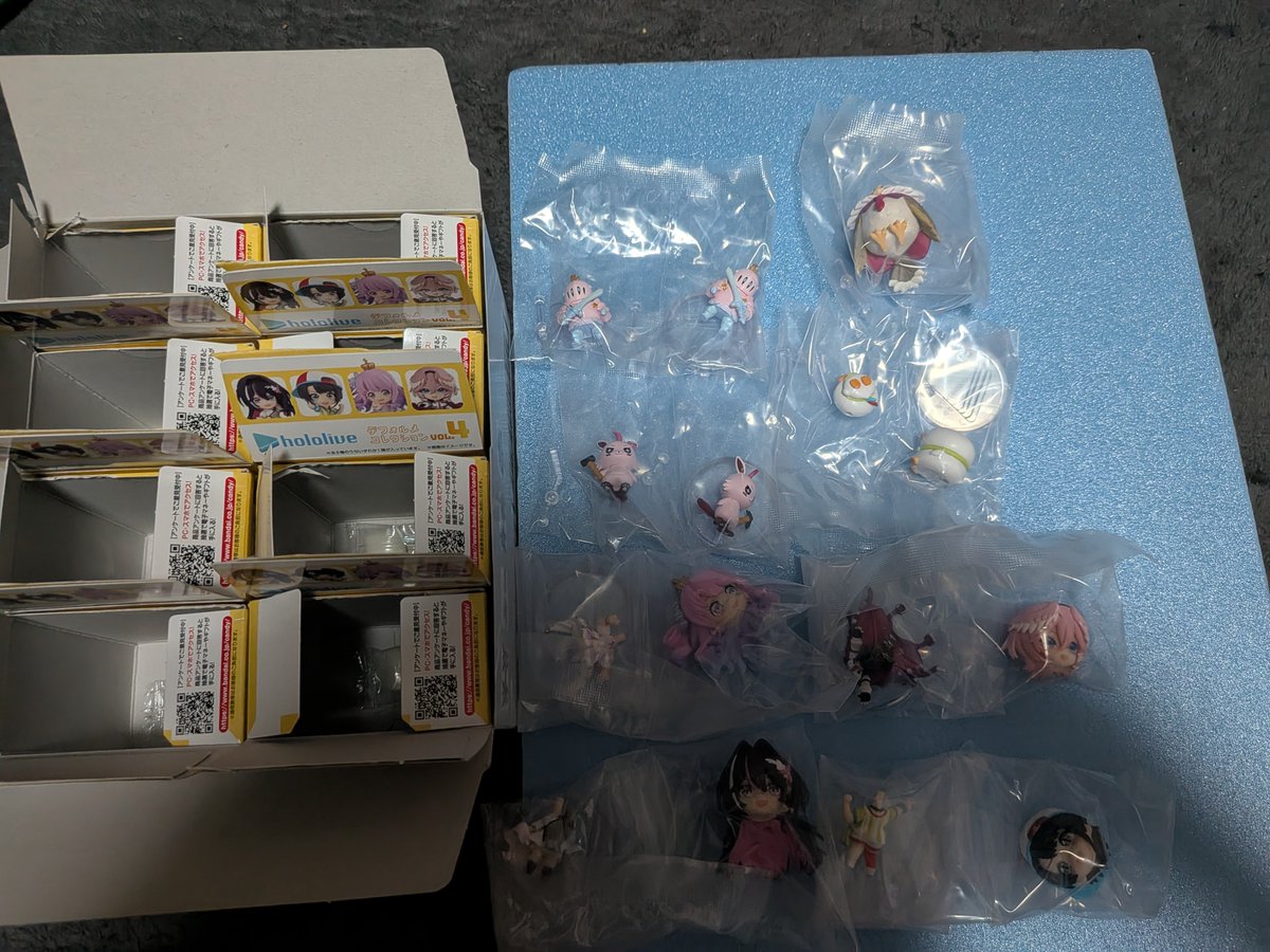 pooh023's tweet photo. hololive　ディフォルメコレクション4
開封したらこういうふうに入ってました！
ルーナイト　がんも
開拓者　　　スバ友
姫森ルーナ　鷹嶺ルイ
AZKi　　　　大空スバル

#hololive
#ディフォルメコレクション https://t.co/zWfi4crCwi