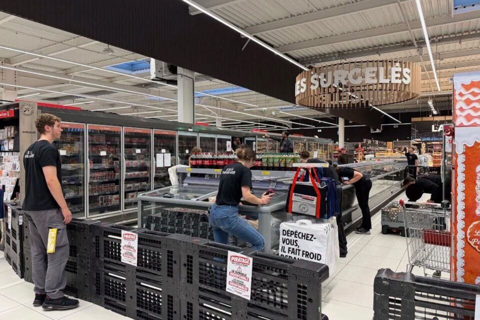 InfosFrancaises's tweet photo. ALERTE - Une cyberattaque nationale d'une ampleur inédite touche actuellement les installations frigorifiques de plusieurs enseignes de grande distribution françaises, dont les magasins U et Intermarché. 

Les pirates ont réussi à déclencher à distance le dégivrage forcé des installations frigorifiques avec des températures programmées jusqu'à 50 degrés. 
Des centaines de magasins sont touchés.
Les dégâts pourraient se chiffrer en millions d'euros (TF1 / BFMTV).