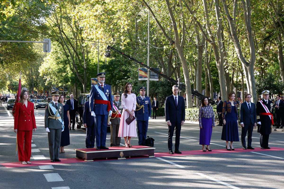 CasaReal's tweet photo. Los Reyes presiden los actos conmemorativos del #DíaDeLaFiestaNacional, acompañados por la Princesa de Asturias y la Infanta Sofía, en la plaza de Cánovas del Castillo, en Madrid. #DFN26 

➡️https://t.co/64qdVPuxLp https://t.co/7zSnBB73xq