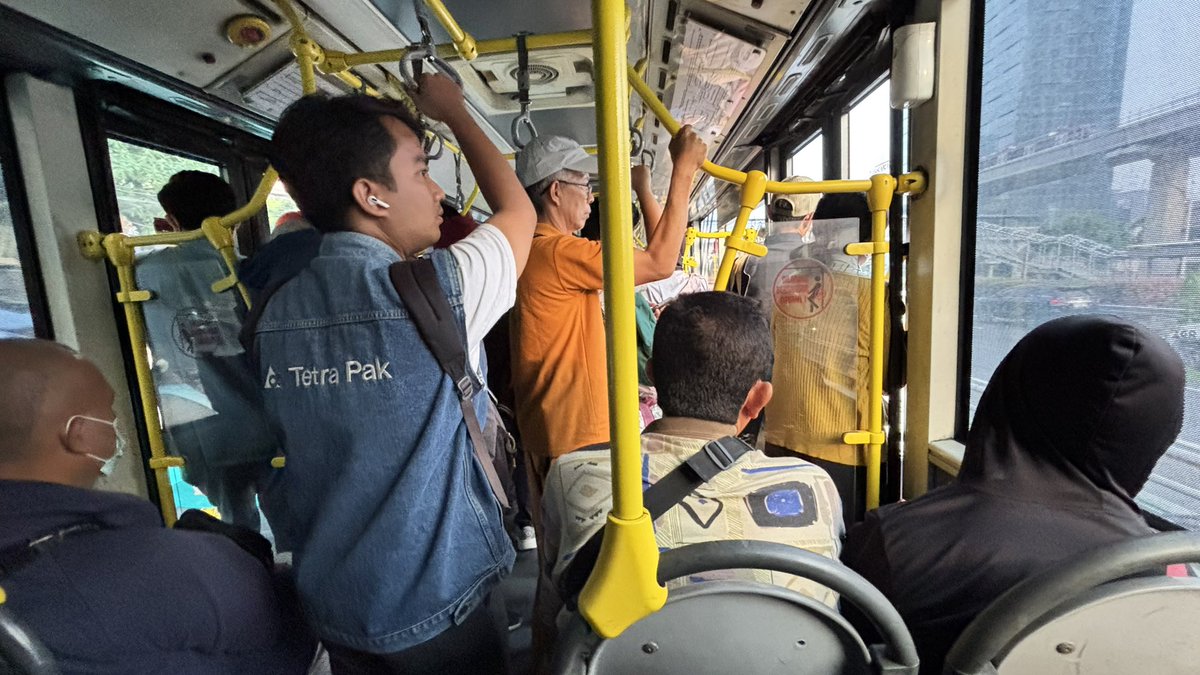 dusklayer_'s tweet photo. salah satu bentuk rezeki: pulang tenggo dan bisa duduk di koridor 9 di jam rush hour https://t.co/7aODqmH6e6