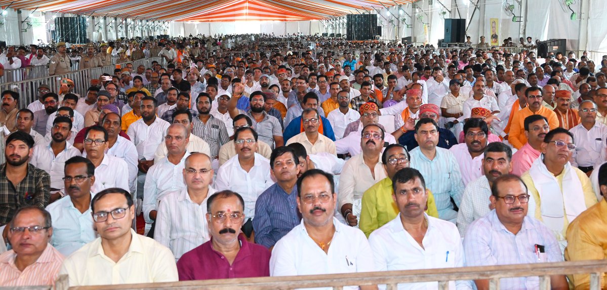 myogiadityanath's tweet photo. शिक्षक समाज के मार्गदर्शक होते हैं और देश का भविष्य तय करते हैं।

गोरखपुर-फैजाबाद खंड शिक्षक निर्वाचन क्षेत्र से विधान परिषद सदस्य के चुनाव में भाजपा प्रत्याशी के समर्थन में आज जनपद गोरखपुर में आयोजित शिक्षक सम्मेलन में सम्मिलित हुआ।

सभी सम्मानित शिक्षकों से आग्रह है कि भाजपा प्रत्याशी को ऐतिहासिक मतों से विजयी बनाएं।