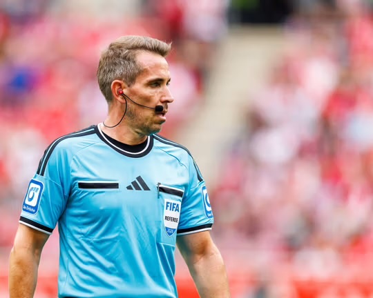 SrAnsetzungen's tweet photo. UEFA Champions League, 2.Spieltag

LASK Linz 🇦🇹 - FC Liverpool 🏴󠁧󠁢󠁥󠁮󠁧󠁿 (Mi., 18:45 Uhr)

🙍‍♂️: Tobias Stieler 🇩🇪
🚩: Lasse Koslowski 🇩🇪
🚩: Jonas Weickenmeier 🇩🇪
4️⃣ : Dr. Matthias Jöllenbeck 🇩🇪
🖥️ : Tomasz Kwiatkowski 🇵🇱
🖥️ : Lukas Fähndrich 🇨🇭

#Stieler #LASKLFC #UCL https://t.co/S9y5woxWXe