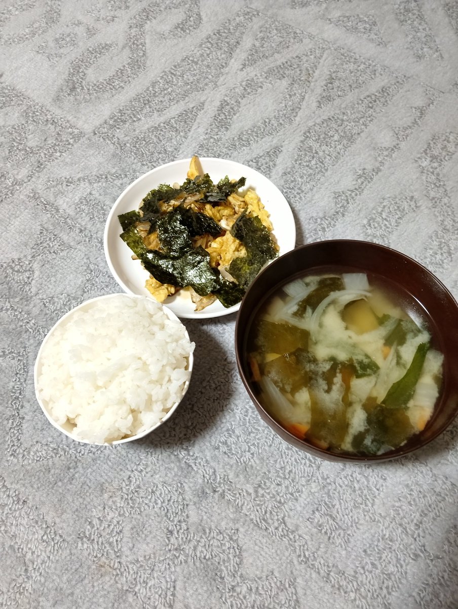 sd65ban79's tweet photo. 夕　ごはん　たまねぎとたまごの炒め　味付けのり　自己流味噌汁 https://t.co/fZmiWNqcKF
