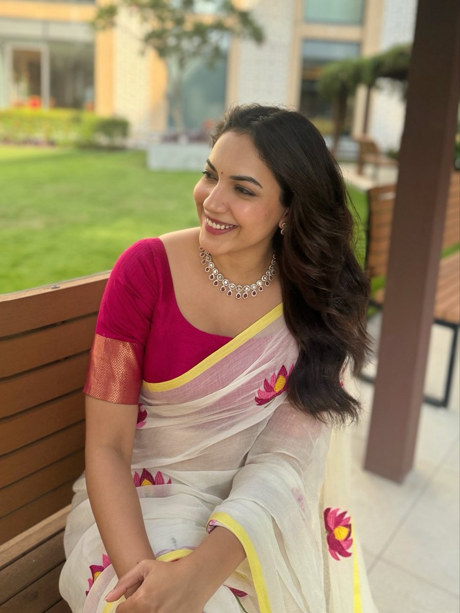 riturv's tweet photo. In my festive-girl era 🪷 https://t.co/Uh7JLvfoPB