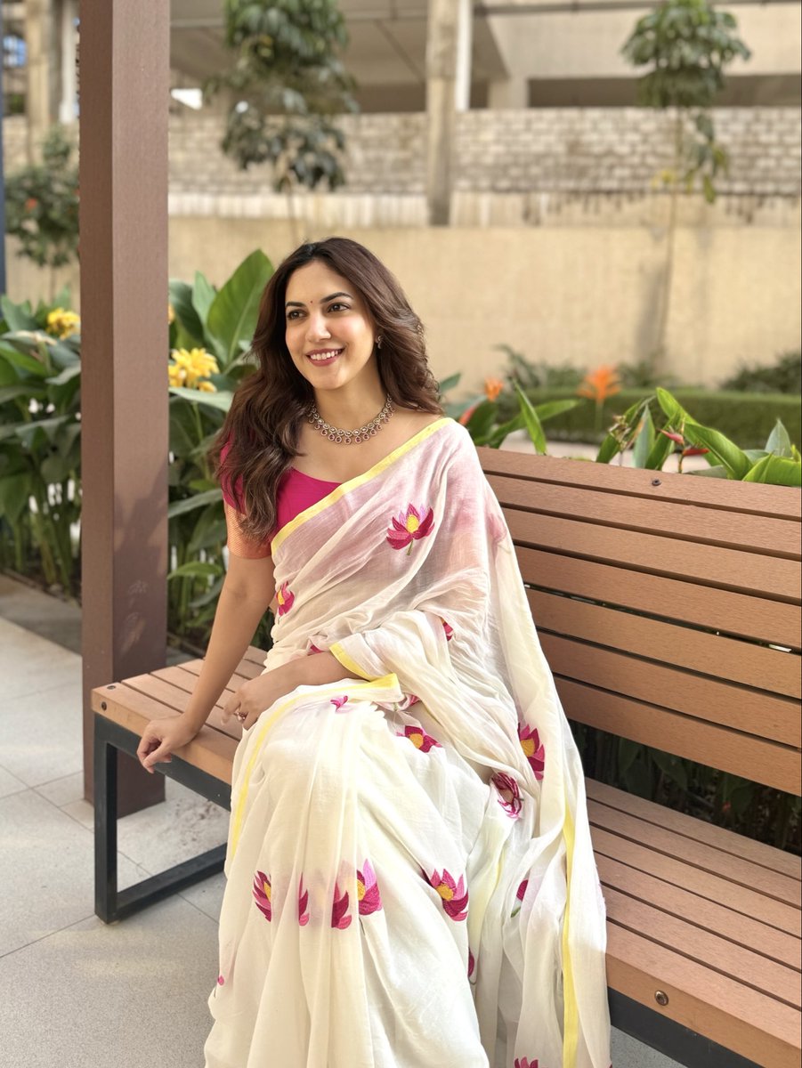 riturv's tweet photo. In my festive-girl era 🪷 https://t.co/Uh7JLvfoPB
