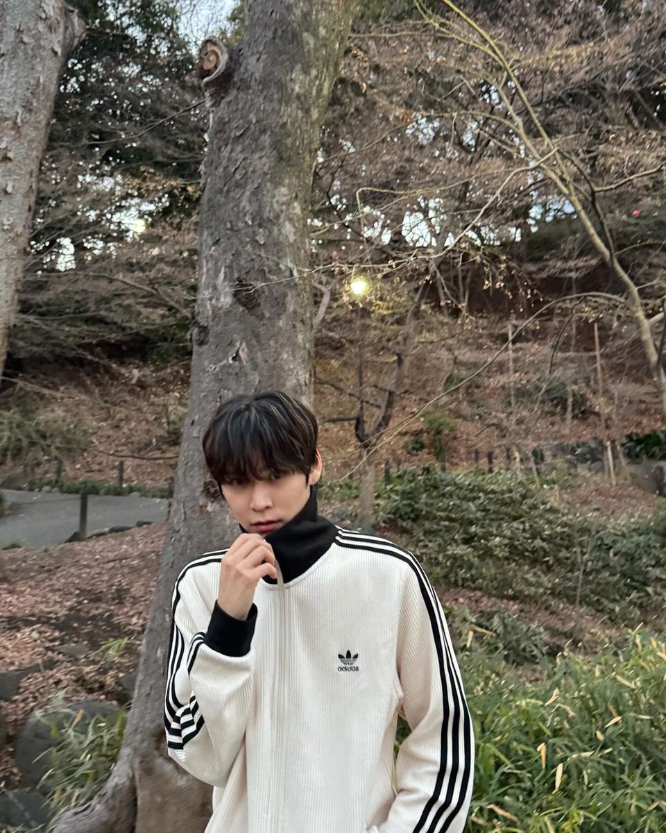earlboyang's tweet photo. 이분 사진몇장으로 아디다스져지 크림시세60만원까지떡상시킨거ㅋㅋ
어 형이야 "딸깍" https://t.co/aSse3CkdSZ