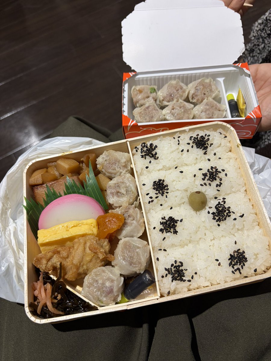 aya_1330's tweet photo. 数日前から崎陽軒のシウマイ弁当が食べたくてですね。今日みなとみらいだったので、食べられた！嬉しい！ https://t.co/CKsvuRnvvU