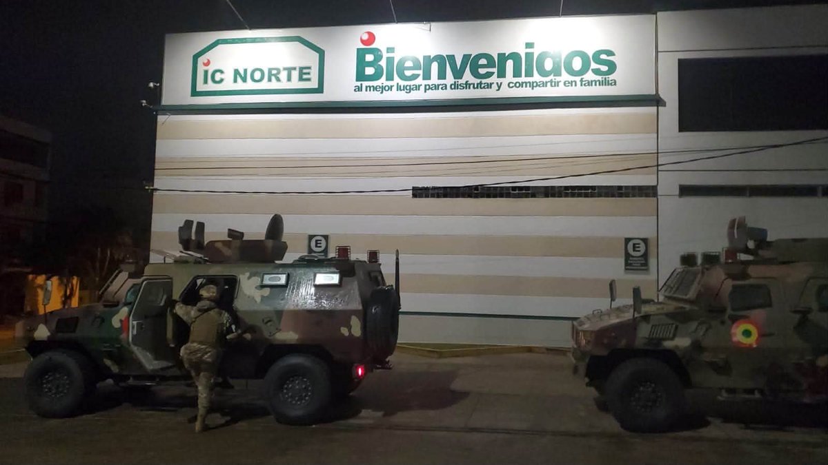 ZabalaThalia's tweet photo. #SantaCruz / Militares Patrullan  las calles de la capital Cruceña, tras atraco violento en en Joyería en la avenida Busch. https://t.co/gLiG0m7UTn