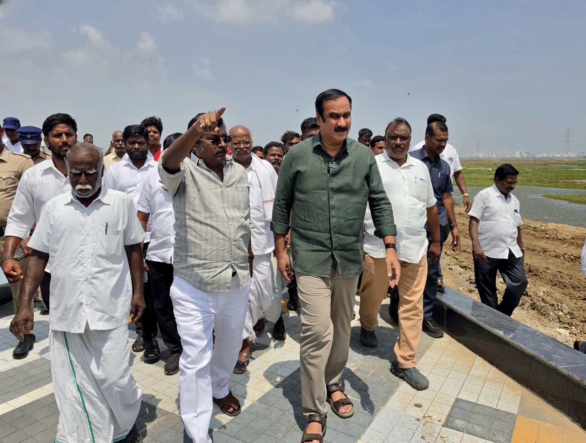 draramadoss's tweet photo. பள்ளிக்கரணை சதுப்பு நிலத்தில் நெய்தல் மீட்சி மற்றும் பாதுகாப்பு பணிகள் என்ற பெயரில், உலக வங்கிக் கடன் ரூ.21 கோடி செலவில், 3 கி.மீ நீளத்திற்கு சுற்றுச்சுவர் மற்றும் நடைபாதை அமைக்கும் பணிகள் தீவிரமாக மேற்கொள்ளப்பட்டு வருகின்றன. சதுப்பு நிலத்தை மீட்பதற்கு பதிலாக, அப்பகுதியில் வெள்ளத்தை ஏற்படுத்தி பேரழிவை உருவாக்கும் இத்திட்டம் நடைபெறும் பகுதியை பார்வையிட்டு, செய்தியாளர்களை சந்தித்த போது.!

இடம்: சாய் கணேஷ், பள்ளிக்கரணை, சென்னை

#SavePallikaranaiWetland #Pallikaranai #PasumaiThaayagam #PMK