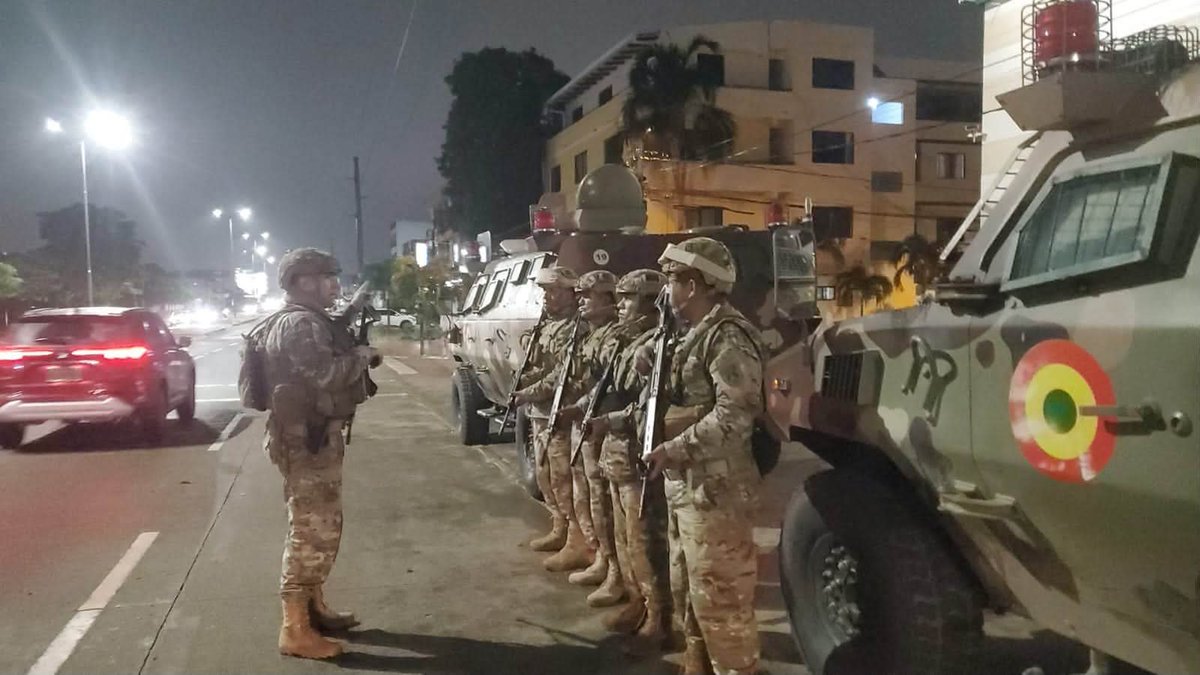 ZabalaThalia's tweet photo. #SantaCruz / Militares Patrullan  las calles de la capital Cruceña, tras atraco violento en en Joyería en la avenida Busch. https://t.co/gLiG0m7UTn