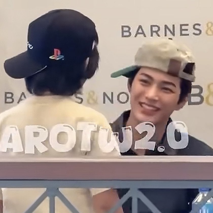 keonhotty's tweet photo. SELALU LUCU LIATNYA MANA DUA DUA NYA KECIL SAMA SAMA PAKE TOPI MIRING 😭😭 https://t.co/9N0OKgnnX5