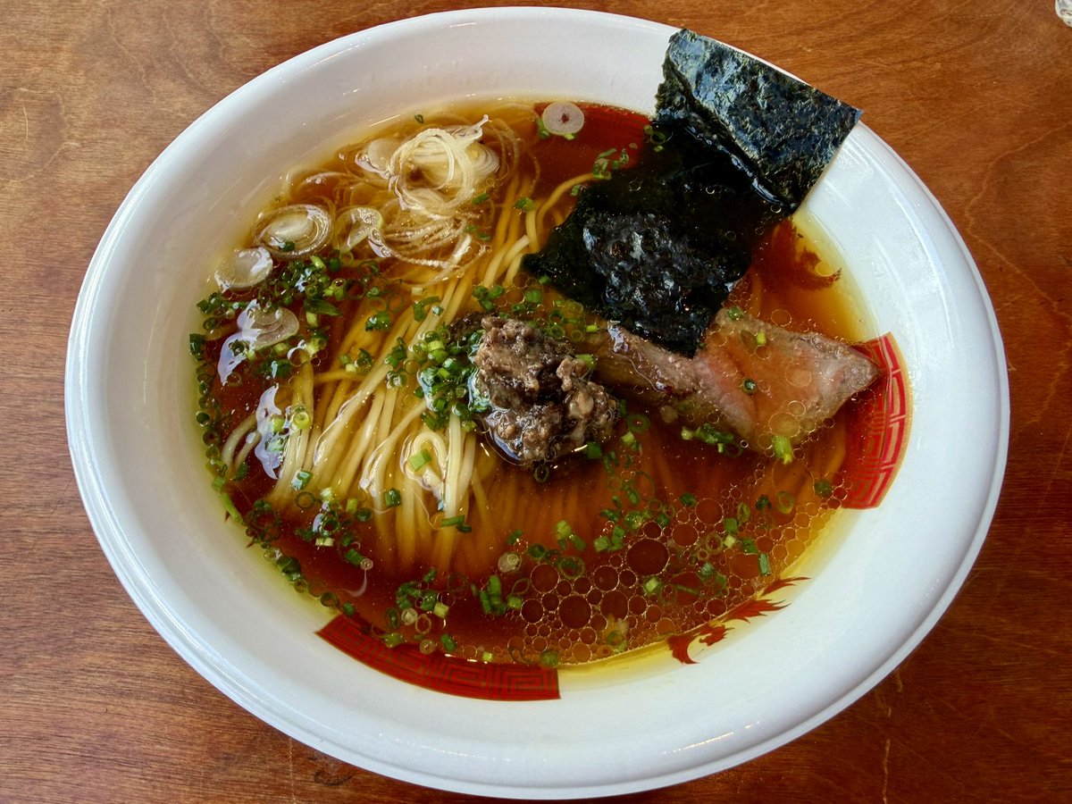 heyjoe2006's tweet photo. Ramen FeeL特別営業にて Tokyo2026。雑誌RICE10周年イベントでFeeL3周年限定「Tokyo」をリコンストラクトです。尖らず旨味タップリのスープは恐らく色々突っ込んでるのにストレス無し。素材感を出さず上湯の様で、後半は中毒性上がります。親しみ易い大衆性の中に少し感じる冷静な狂気。刻まれました。 https://t.co/J2CkTYcuIY